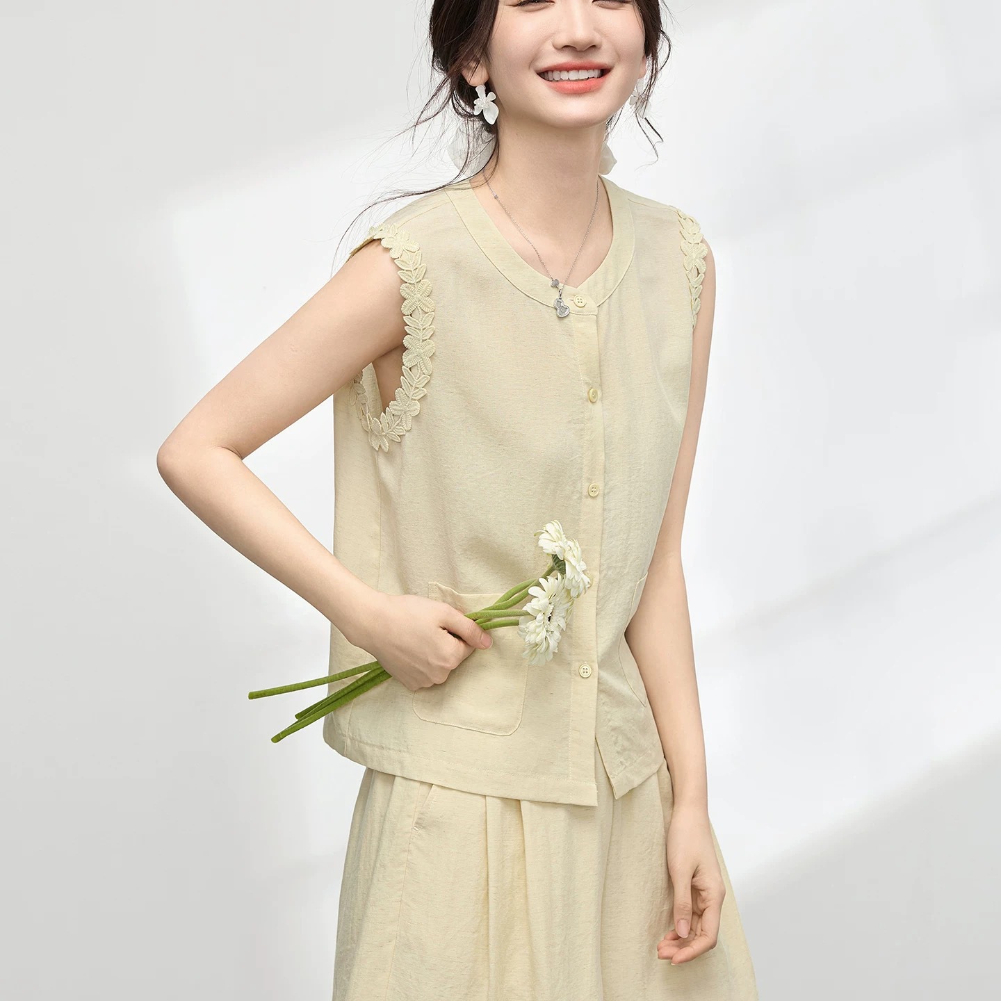 Elastic Lace Trim - ชุดสูทแขนกุดสีเหลืองสำหรับผู้หญิง ชุด 2 ชิ้น เสื้อกั๊กแต่งลูกไม้ กางเกงขาสั้น